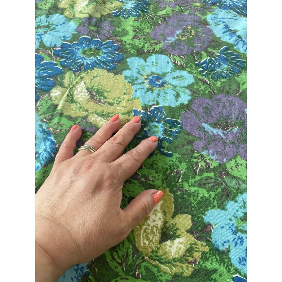 Vintage 60s curtain, large blue, green, purple flowers, floral single panel - Picture 4 of 10
